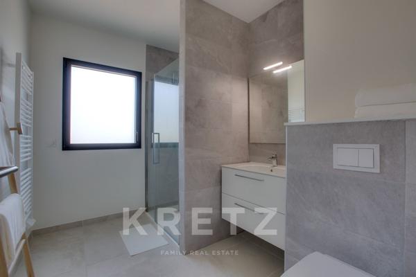 A deux pas des cinq cantons, élegant appartement en rez-de-jardin avec garage, cave et ascenseur