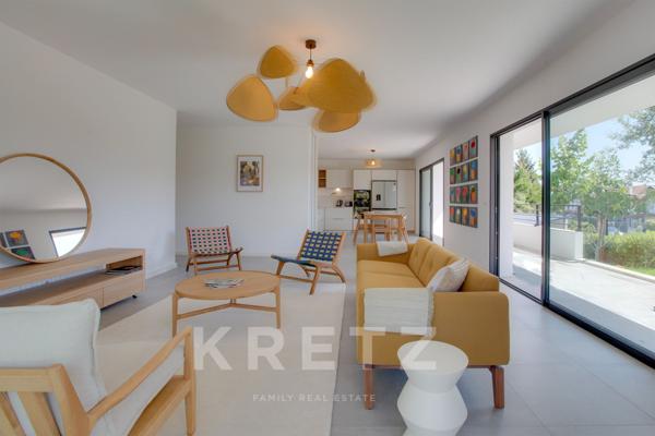 A deux pas des cinq cantons, élegant appartement en rez-de-jardin avec garage, cave et ascenseur