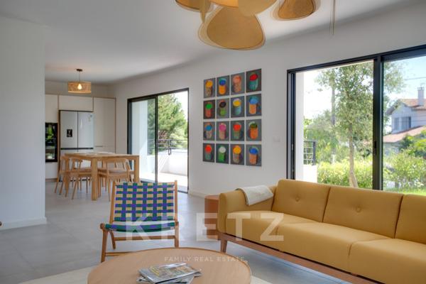 A deux pas des cinq cantons, élegant appartement en rez-de-jardin avec garage, cave et ascenseur