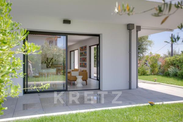 A deux pas des cinq cantons, élegant appartement en rez-de-jardin avec garage, cave et ascenseur