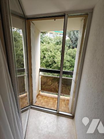 EN EXCLUSIVITE - SUR LE PORT DE BANDOL TYPE 4 EN DUPLEX DERNIER ETAGE VUE MER OPTION BOX EN SOUS-SOL