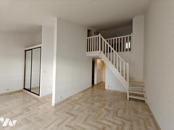 EN EXCLUSIVITE - SUR LE PORT DE BANDOL TYPE 4 EN DUPLEX DERNIER ETAGE VUE MER OPTION BOX EN SOUS-SOL