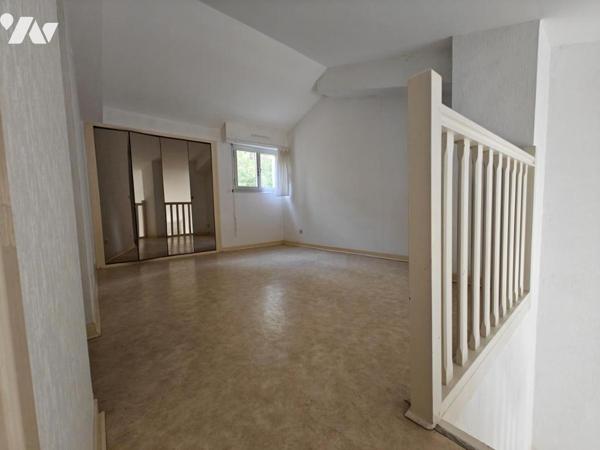 EN EXCLUSIVITE - SUR LE PORT DE BANDOL TYPE 4 EN DUPLEX DERNIER ETAGE VUE MER OPTION BOX EN SOUS-SOL