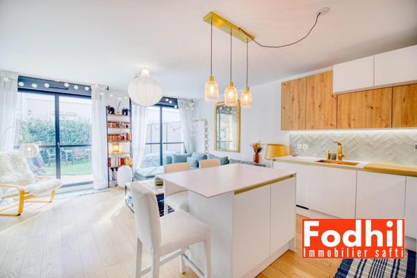 Maison familiale moderne de 4 pièces avec un double box et un jardin.