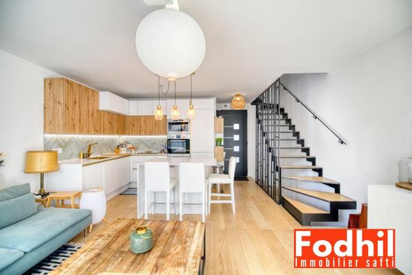 Maison familiale moderne de 4 pièces avec un double box et un jardin.