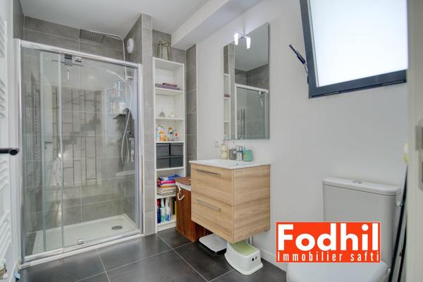 Maison familiale moderne de 4 pièces avec un double box et un jardin.