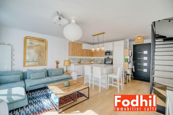 Maison familiale moderne de 4 pièces avec un double box et un jardin.