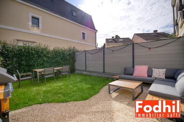 Maison familiale moderne de 4 pièces avec un double box et un jardin.