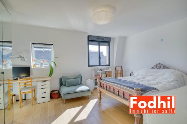 Maison familiale moderne de 4 pièces avec un double box et un jardin.