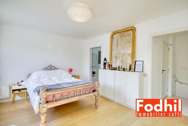 Maison familiale moderne de 4 pièces avec un double box et un jardin.