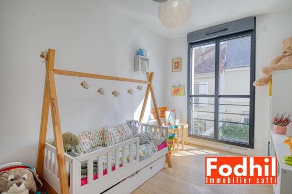 Maison familiale moderne de 4 pièces avec un double box et un jardin.