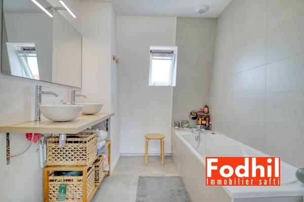 Maison familiale moderne de 4 pièces avec un double box et un jardin.