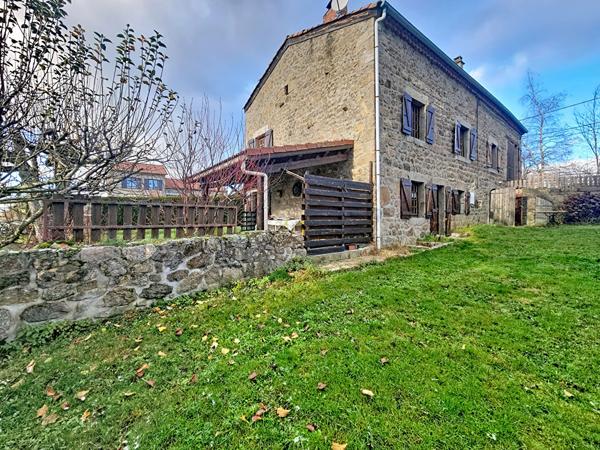 GRAZAC ! Ancien corps de ferme sur 1200 m2 de terrain