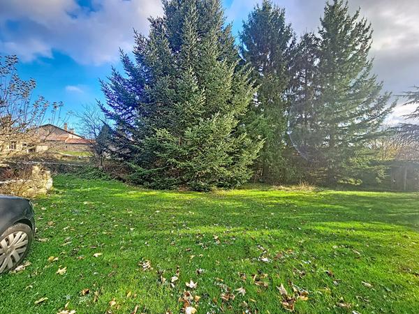 GRAZAC ! Ancien corps de ferme sur 1200 m2 de terrain