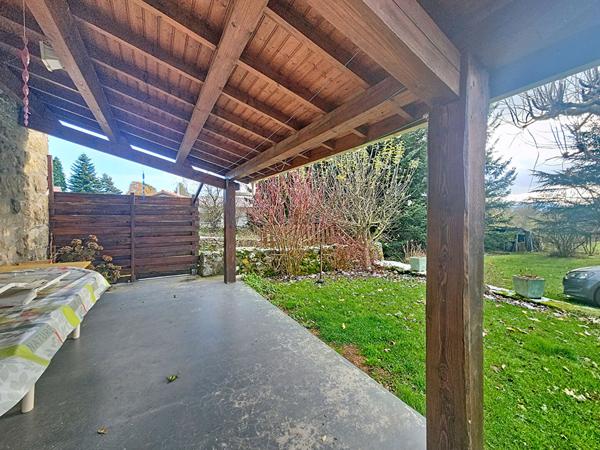 GRAZAC ! Ancien corps de ferme sur 1200 m2 de terrain