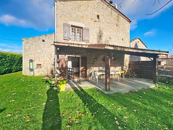 GRAZAC ! Ancien corps de ferme sur 1200 m2 de terrain