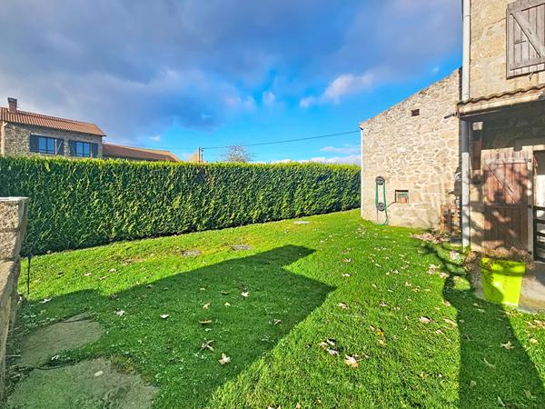 GRAZAC ! Ancien corps de ferme sur 1200 m2 de terrain