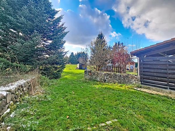GRAZAC ! Ancien corps de ferme sur 1200 m2 de terrain