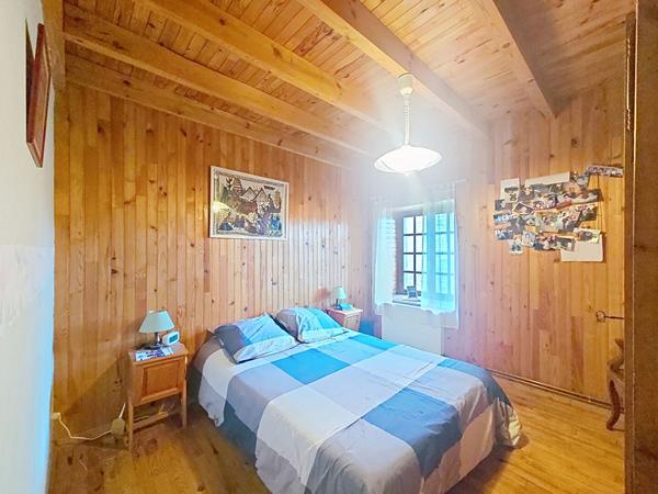 GRAZAC ! Ancien corps de ferme sur 1200 m2 de terrain