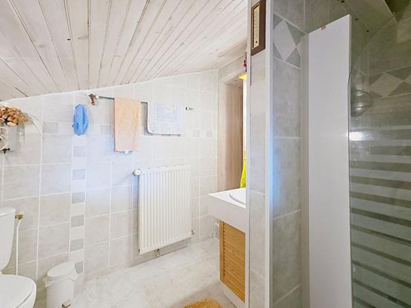 GRAZAC ! Ancien corps de ferme sur 1200 m2 de terrain