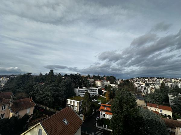 Rare sur le marché : magnifique appartement rénové avec terrasse