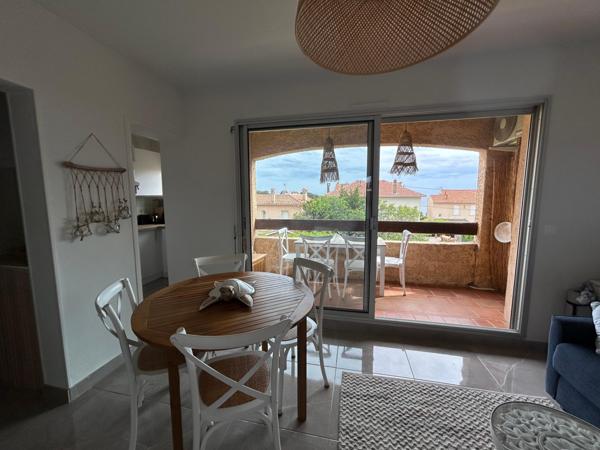 Bandol, emplacement idéal !!! Aperçu mer et à 3 mn à pied de la belle plage Renécros, au calme, Appartement T2 avec terrasse Sud et stationnement privatif