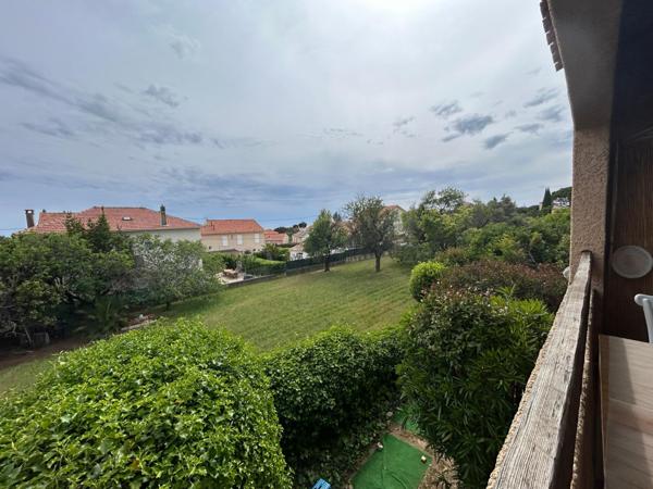 Bandol, emplacement idéal !!! Aperçu mer et à 3 mn à pied de la belle plage Renécros, au calme, Appartement T2 avec terrasse Sud et stationnement privatif