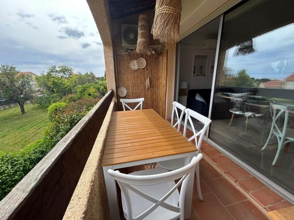 Bandol, emplacement idéal !!! Aperçu mer et à 3 mn à pied de la belle plage Renécros, au calme, Appartement T2 avec terrasse Sud et stationnement privatif