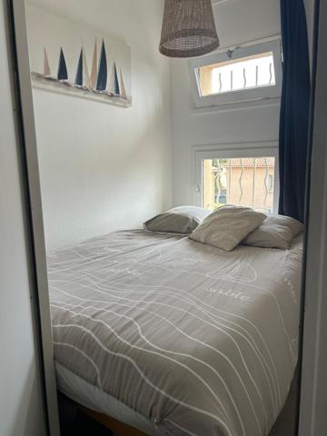 Bandol, emplacement idéal !!! Aperçu mer et à 3 mn à pied de la belle plage Renécros, au calme, Appartement T2 avec terrasse Sud et stationnement privatif