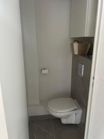 Bandol, emplacement idéal !!! Aperçu mer et à 3 mn à pied de la belle plage Renécros, au calme, Appartement T2 avec terrasse Sud et stationnement privatif