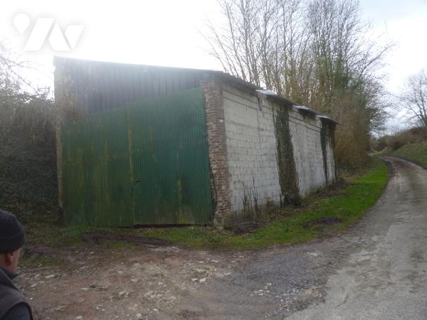 Bâtiment briques et parpaings, couvert en tôles bacacier et translucides.
Terrain d'assise.