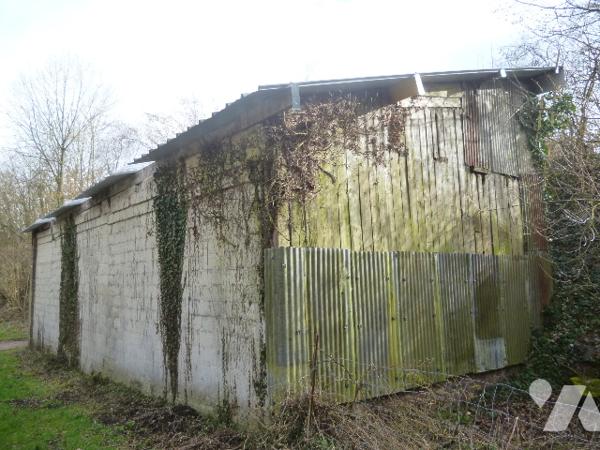 Bâtiment briques et parpaings, couvert en tôles bacacier et translucides.
Terrain d'assise.
