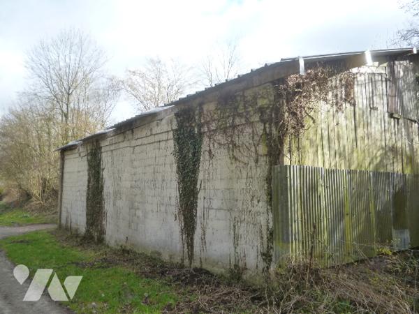 Bâtiment briques et parpaings, couvert en tôles bacacier et translucides.
Terrain d'assise.