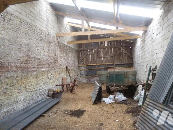 Bâtiment briques et parpaings, couvert en tôles bacacier et translucides.
Terrain d'assise.