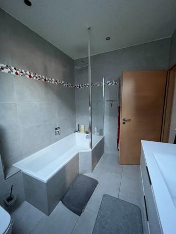 Maison d'habitation avec cour