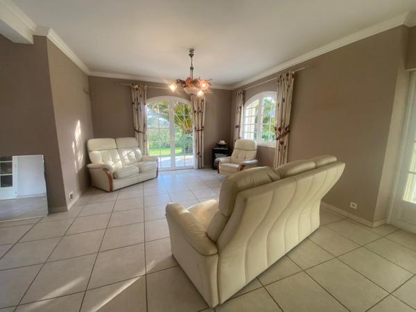 très grande maison de famille avec 5 grandes chambres et un bâtiment de 53 aménageable