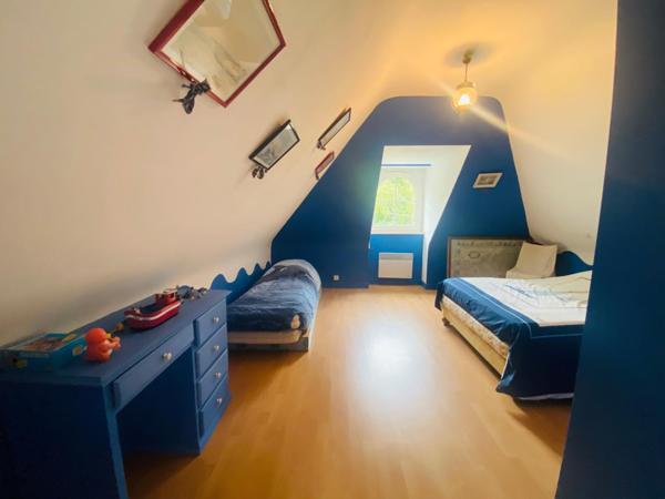 très grande maison de famille avec 5 grandes chambres et un bâtiment de 53 aménageable