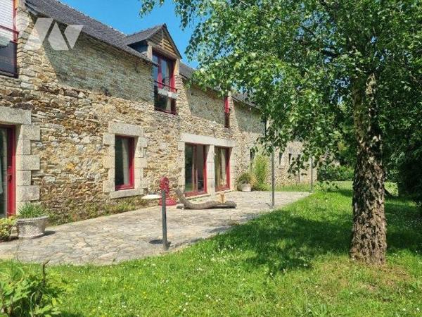 A 10mns de REDON, Dans cadre de verdure sur plus de 5 hectares, Orientée sud, longère en pierre...