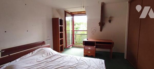 A 10mns de REDON, Dans cadre de verdure sur plus de 5 hectares, Orientée sud, longère en pierre...