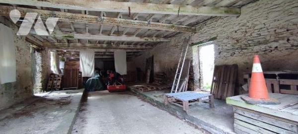 A 10mns de REDON, Dans cadre de verdure sur plus de 5 hectares, Orientée sud, longère en pierre...