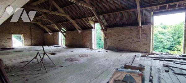 A 10mns de REDON, Dans cadre de verdure sur plus de 5 hectares, Orientée sud, longère en pierre...