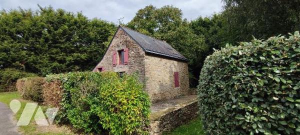 A 10mns de REDON, Dans cadre de verdure sur plus de 5 hectares, Orientée sud, longère en pierre...