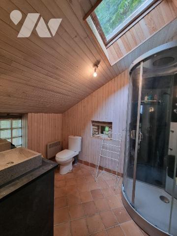 A 10mns de REDON, Dans cadre de verdure sur plus de 5 hectares, Orientée sud, longère en pierre...