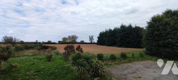 A 10mns de REDON, Dans cadre de verdure sur plus de 5 hectares, Orientée sud, longère en pierre...
