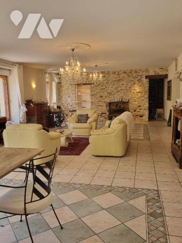 A 10mns de REDON, Dans cadre de verdure sur plus de 5 hectares, Orientée sud, longère en pierre...