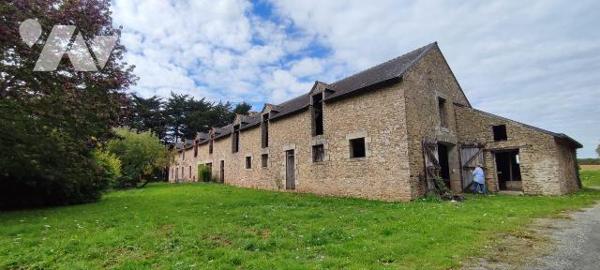 A 10mns de REDON, Dans cadre de verdure sur plus de 5 hectares, Orientée sud, longère en pierre...