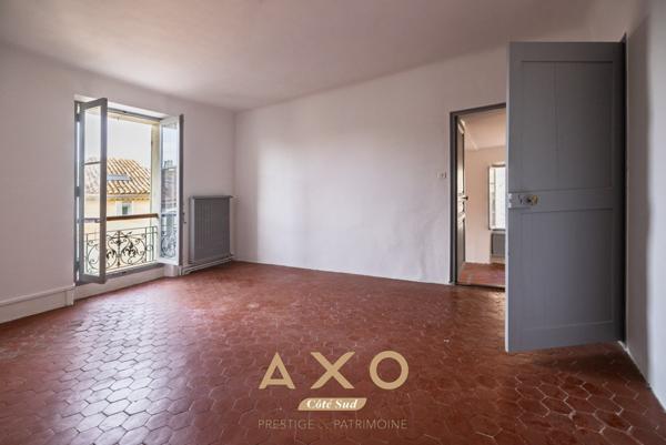 VENTABREN - CENTRE VILLE HISTORIQUE - MAISON DE VILLE - T5 - 140 M2 - 465 000