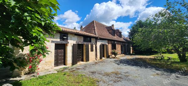 Authentique longère familiale avec piscine et grands volumes !