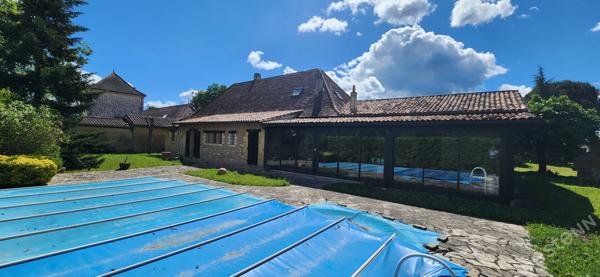 Authentique longère familiale avec piscine et grands volumes !