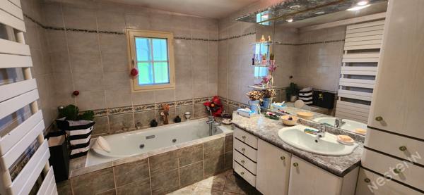 Authentique longère familiale avec piscine et grands volumes !